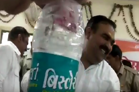…जब प्लास्टिक की बोतल के सवाल पर फंसे मंत्री जी, प्रेस कांफ्रेंस छोड़ भागे