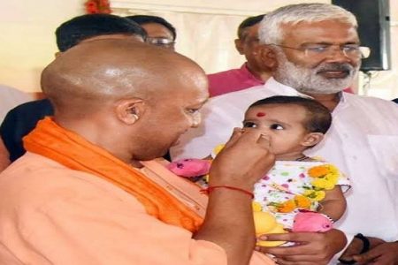 यूपी में कोरोना से अनाथ हुए बच्चे राज्य संपत्ति घोषित, योगी सरकार उठाएगी पूरा जिम्मा