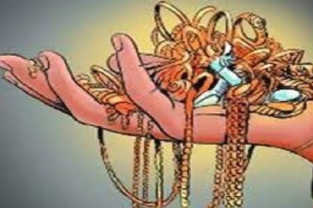 हथियारबंद बदमाशों ने दो परिवारों को बंधक बना की जमकर लूटपाट