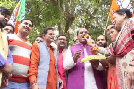 महाराष्ट्र में BJP-NCP की सरकार बनने पर कानपुर में मनाया गया जश्न