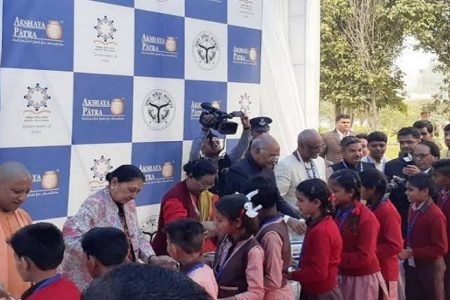 मथुराःराष्ट्रपति कोविंद ने राज्यपाल व मुख्यमंत्री के साथ परोसा बच्चों को भोजन