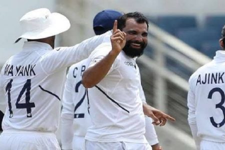 तीसरे ही दिन बांग्लादेश ने भारत के आगे टेके घुटने, मयंक के बाद शमी ने बरपाया कहर
