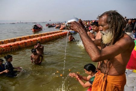 पहले शाही स्नान पर 23 लाख श्रद्धालुओं ने संगम में लगाई डुबकी