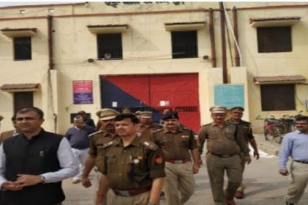 लखनऊ के आदर्श कारागार का जिलाधिकारी ने किया औचक निरीक्षण