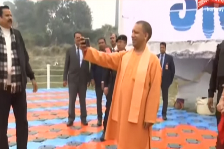 कानपुर में पहली बार सेल्फी लेते दिखे CM योगी