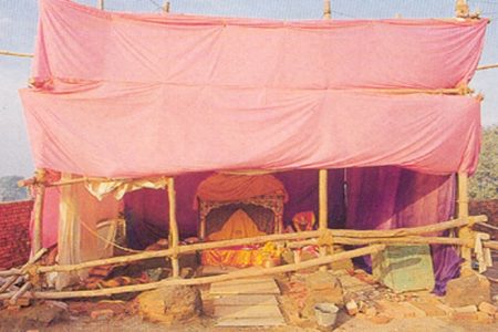 सर्दी का सितमः अयोध्या में रामलला ने भी पहने गर्म कपड़े
