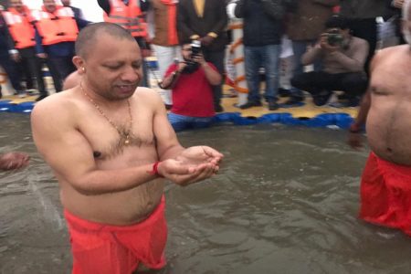 बसंत पंचमी पर सीएम योगी ने श्रद्धालुओं संग लगाई संगम में डुबकी