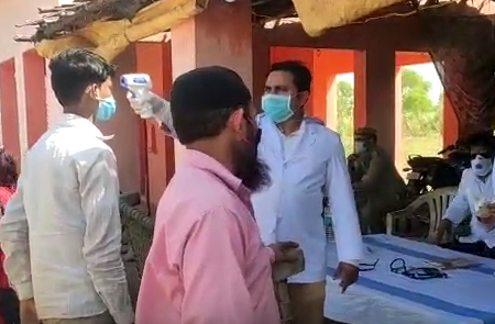 बदायूं में बाहर से आने वाले मजदूरों की प्रवेश प्वाइंटों पर की जा रही थर्मल स्कैनिंग