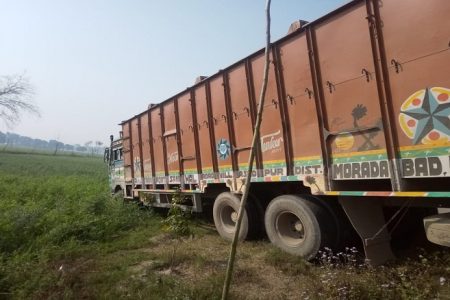 तेज रफ्तार ट्रक ने बाइक में मारी जोरदार टक्कर, एक की मौत, 3 छात्राएं घायल