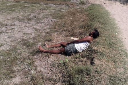 खेत में फसल देखने गये किसान को पुलिसकर्मियों ने जमकर पीटा