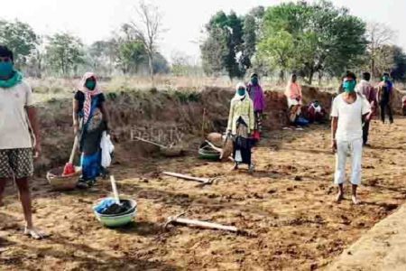 मनरेगा कार्यों में गड़बड़ी पर नपे 2 सचिव, एडीओ व सफाई कर्मी