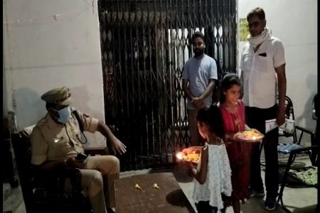 मासूम बच्चियों ने कोरोना फाइटरों की उतारी आरती, लोगों ने बरसाये फूल