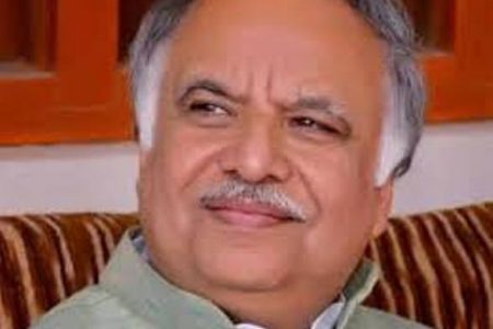 Minister ने व्यापारियों द्वारा दी गयी 9 वाहन खाद्य सामग्री को दिखायी हरी झण्डी