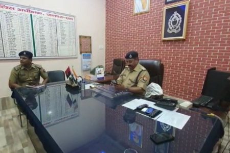 एटाः राहत कोष में पुलिसकर्मियों ने दिया अपना वेतन