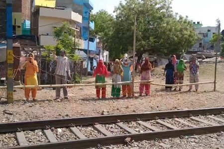 लॉकडाउनः अब लखनऊ के सदर में पुलिस पर पथराव