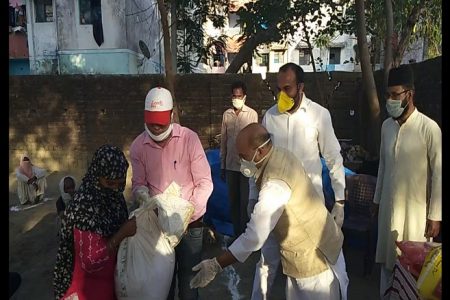 असहायों को दी राहत सामग्री, MLA ने बढ़ाया हौसला