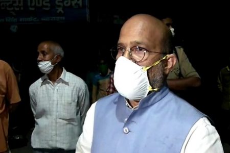 भूखे मजदूरों की हालत देख भावुक हुए BJP विधायक, अधिकरियों पर फूटा गुस्सा