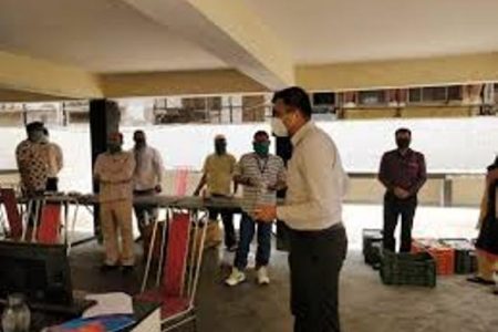 DM ने वृद्धाश्रम में सूखे राशन किट का किया वितरण