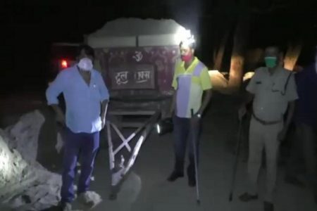 धड़ल्ले से चल रहा था अवैध खनन, 14 ट्रैक्टर ट्रालियां सील