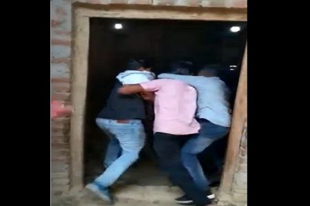 युवक की ऐसी पिटाई देख कांप जाएगी रूह..