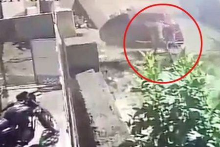 Video: सिपाही ने भाजपा नेता को घर में घुसकर बेरहमी से पीटा