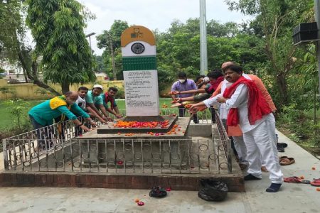 जनसत्ता दल के कार्यकर्ताओं ने चीनी राष्ट्रपति पुतला फूंक शहीदों की दी श्रद्धांजलि