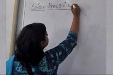UP: एक साथ 25 स्कूलों में पढ़ा रही थी महिला टीचर, उठाई 1 करोड़ सैलरी