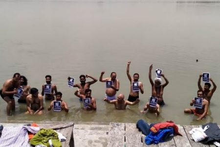 न्याय के लिए जल सत्याग्रह कर पत्रकारों ने विरोध का फूंका बिगुल