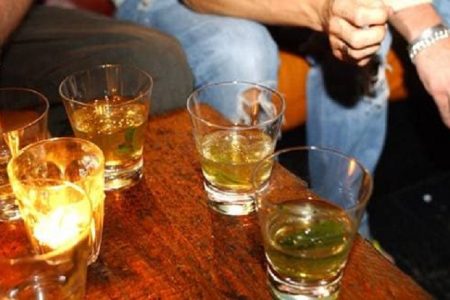  थाने में चल रही थी शराब पार्टी अचनाक पहुंचे विधायक जी..और फिर 