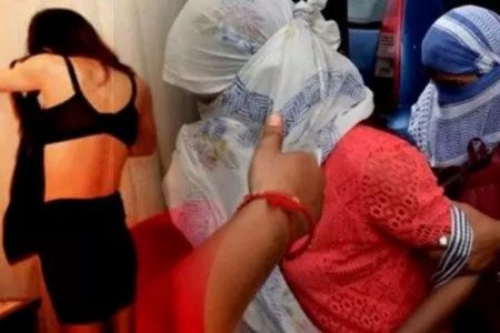सेक्स रैकेट का भंडाफोड़ ! 75 लड़कियों से की शादी, 200 से ज्यादा युवतियों को बनाया कॉलगर्ल