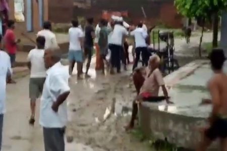 दो पक्षों में खूनी संघर्ष, जमकर चले लाठी-डंडे व लात-घसे, देंख वीडियो