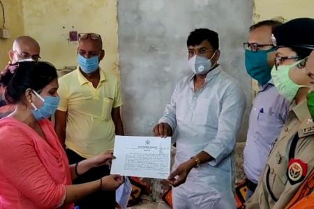 कानपुर एनकाउंटर में शहीद सिपाही के परिजनों को मंत्री जी ने सौपी एक करोड़ की राशि