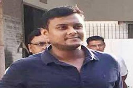 CBI जांच और धरपकड़ के दौरान गायब हो गए थे यादव सिंह के बेटे, हुए बर्ख़ास्त
