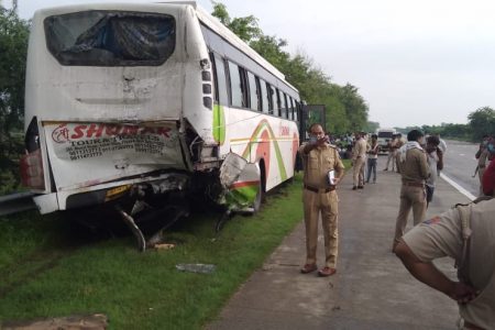 तेज रफ्तार कैंटर ने खड़ी बस को मारी टक्‍कर, चार की मौत, आठ घायल