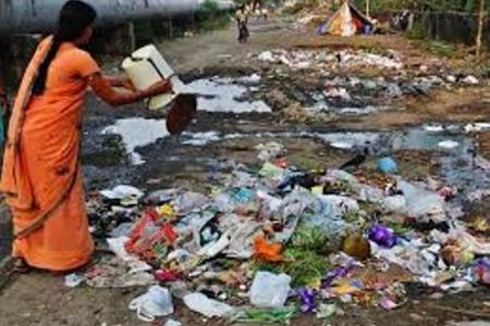 नई पहल: इधर-उधर कूड़ा फेंकने वालों का भेजें फोटो और पायें ये इनाम…