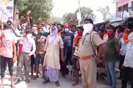 पुलिसिया कार्यशैली से नाराज ग्रामीणों ने किया रोड जाम