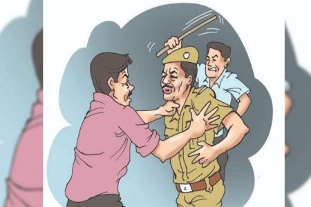 वांछित को पकड़ने गई पुलिस टीम को लोगों ने पीटा