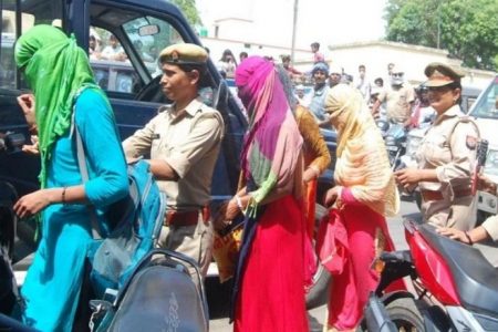 लखनऊ के सबसे पॉश इलाके में चल रहा था गंदा धंधा, 15 दिन पहले दिया जाता था टोकन