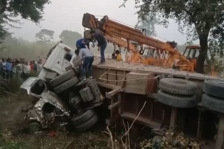 तेज़ रफ़्तार ट्रक ने मैजिक को मारी टक्कर, 3 की मौत कई घायल