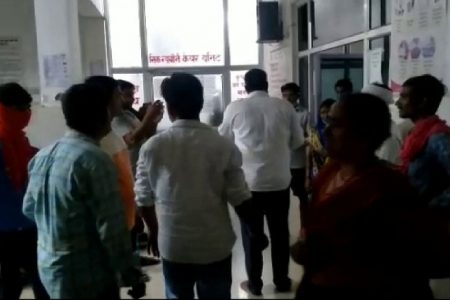प्रसव के दौरान बच्चे की मौत, परिजनों ने जमकर काटा हंगामा