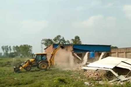 अवैध स्लाटर हाउस पर चला प्रशासन का बुल्डोजर