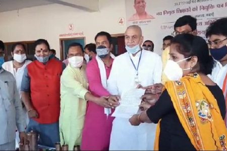 कैबिनेट मंत्री ने शिक्षकों को बांटे नियुक्ति पत्र,खिल उठे युवाओं के चेहरे