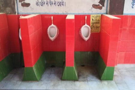 अस्पताल के शौचालयों को सपा के रंग में रंगा, मचा घमासान