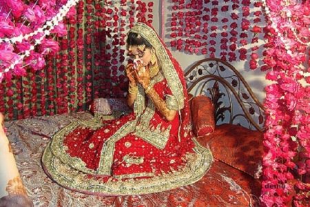 यहां सुहागरात के समय कमरे के बाहर बैठता है पूरा गांव, अगली सुबह सरपंच करता है शर्मनाक काम…