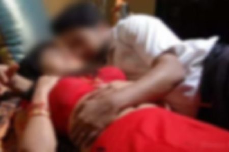 प्रेमी के साथ आपत्तिजनक हालत में पकड़ी गई दो बच्चों की माँ, ग्रामीणों ने फिर जो किया…