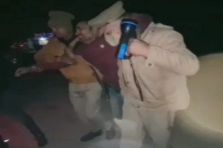 मुठभेड़ में पुलिस ने इनामी बदमाश को दबोचा…