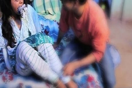 महिला के साथ गंदा काम कर रहा था युवक, दी ऐसी सजा जिंदगीभर रहेगा याद…