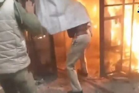 UP: पुलिसकर्मी ने पेश की मिसाल, जान पर खेलकर शख्स को बचाया, देखें Video