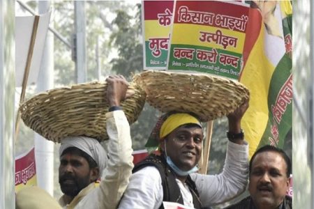 किसानों के समर्थन में प्रसपा, कार्यकर्ताओं ने सिर पर टोकरी रखकर किया प्रदर्शन