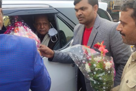 ऑपरेशन क्लीन फेल, गांजा तस्करी के सरगना के साथ योगी के मंत्री का फोटो वायरल